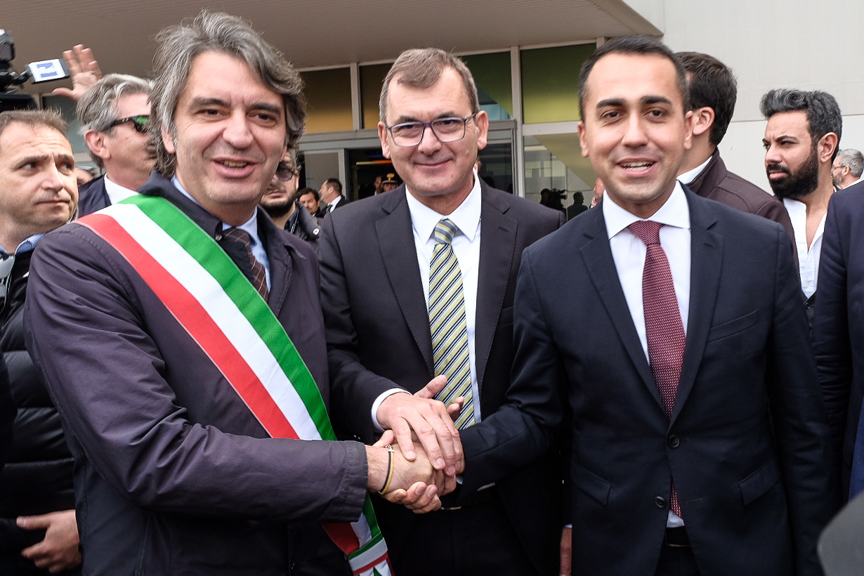 Vinitaly stretta di mano tra Sboarina e Di Maio dopo le parole sul Congresso delle famiglie