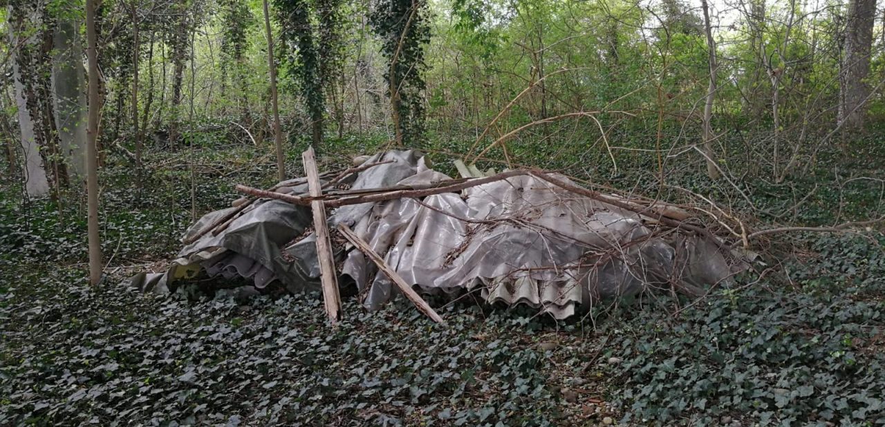 Amianto e rifiuti nel capannone abbandonato tra San Martino e Verona