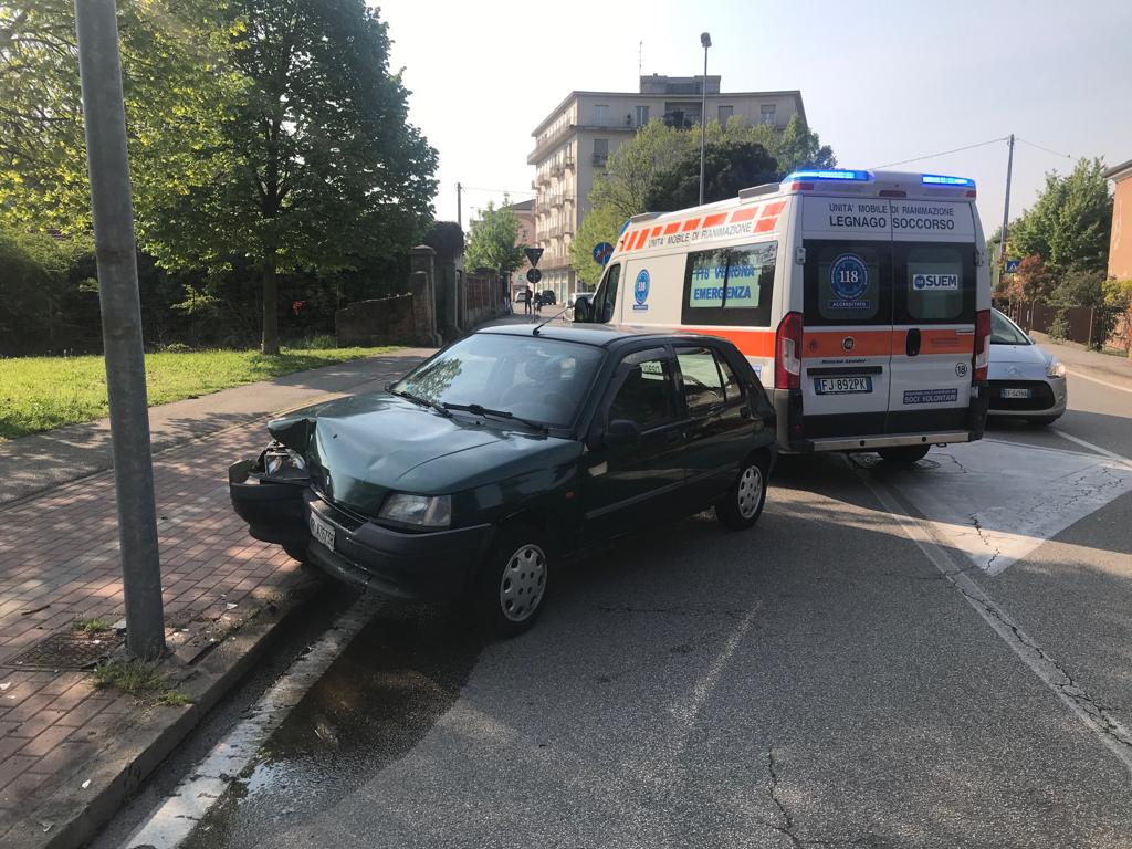 Probabile malore alla guida a Legnago auto contro palo