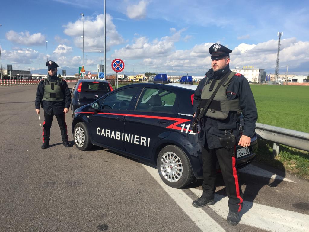 Beccato con 120 grammi di cocaina si fa scudo con il figlio di tre anni