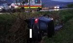 Auto finisce fuori strada e si rovescia, conducente in ospedale FOTO