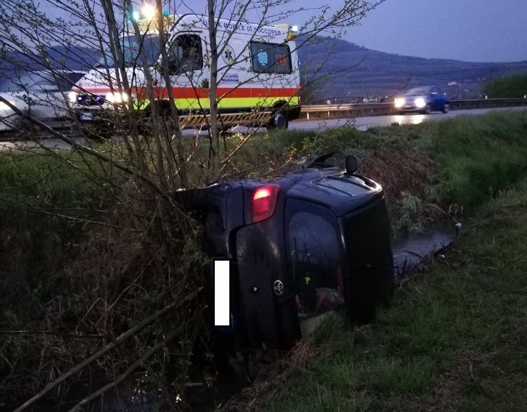 Auto finisce fuori strada e si rovescia, conducente in ospedale FOTO