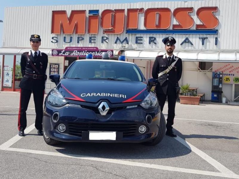 Rubano al supermercato e poi spintonano la commessa, arrestate due donne