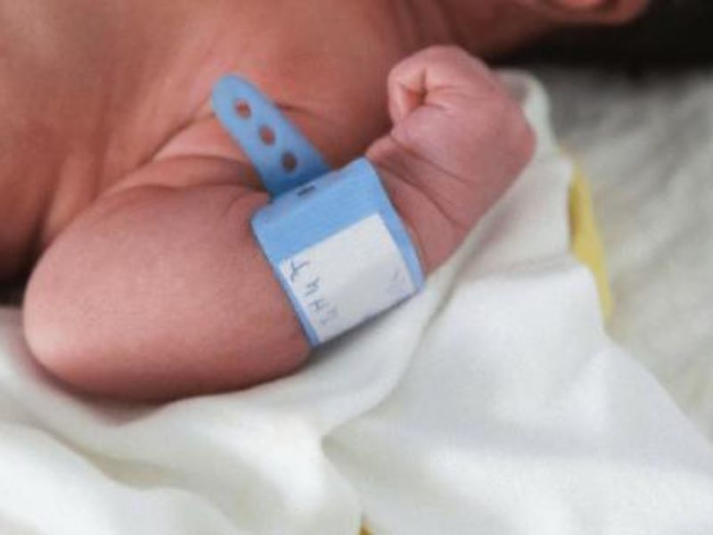 Neonato abbandonato vicino al cimitero, Popolo della Famiglia: “Serve reddito di maternità”