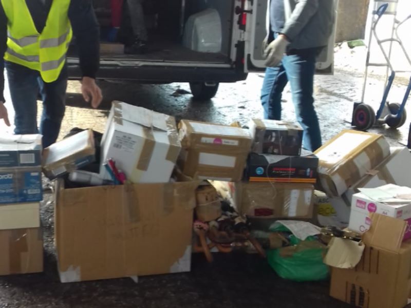 Distrutti 36 scatoloni pieni di vestiti e accessori di venditori ambulanti