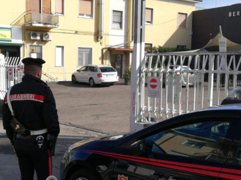 Giovanissimi rubano giubbotti e banconote al Berfi’s