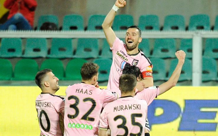 Ultrà del Palermo aggrediscono tifosi dell’Hellas Verona tra cui una donna