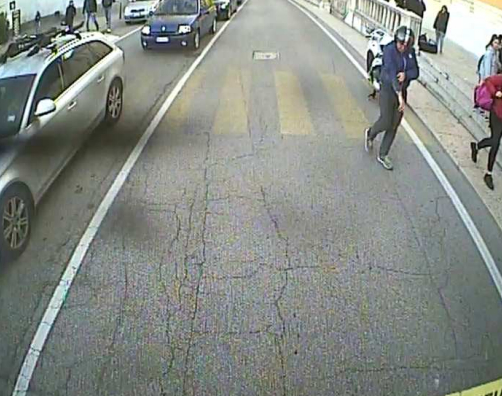 Scooter investe pedone, la polizia cerca testimoni