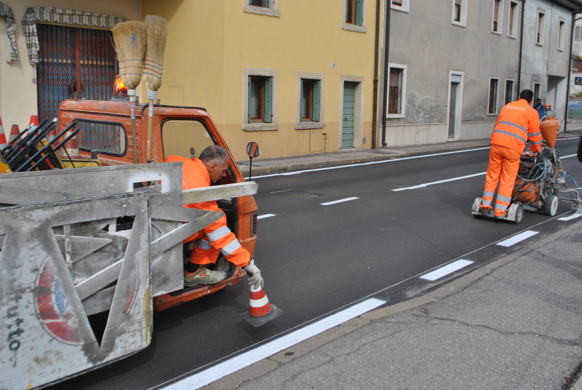 Nuova segnaletica stradale orizzontale in tutta Verona