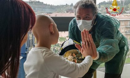 I vigili del fuoco fanno visita ai bambini ricoverati a Borgo Trento VIDEO e IMMAGINI