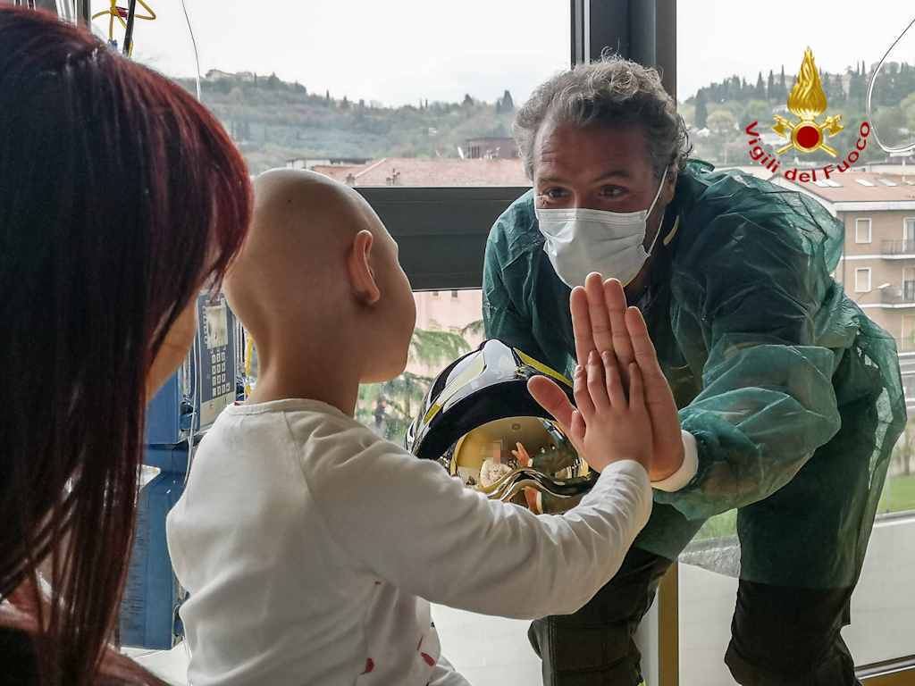 I vigili del fuoco fanno visita ai bambini ricoverati a Borgo Trento VIDEO e IMMAGINI