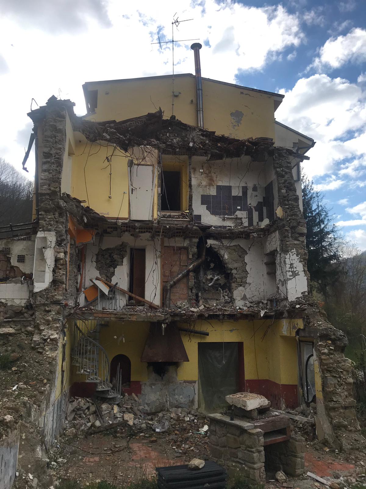 un'abitazione ancora distrutta