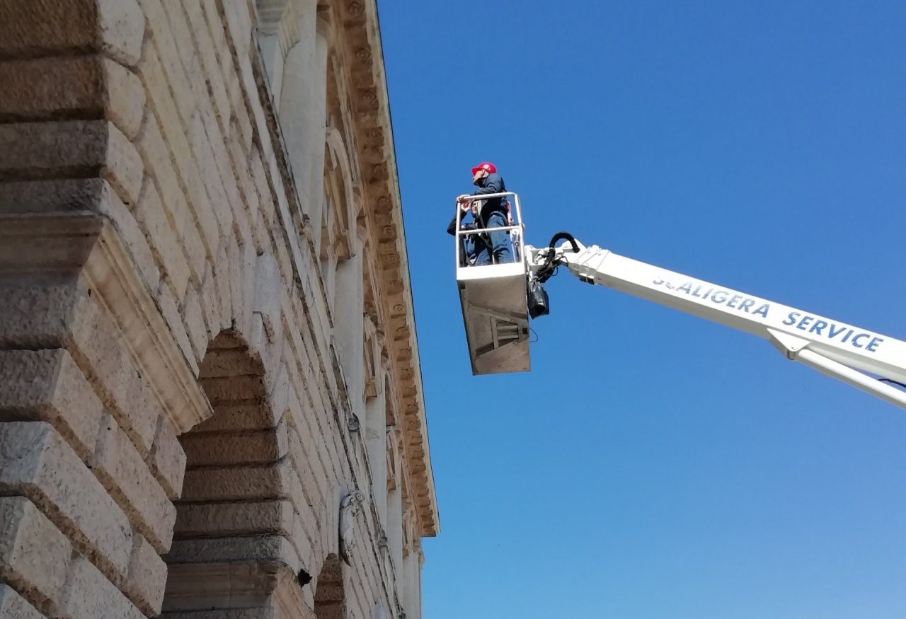 Caduta frammenti dalla Gran Guardia di Verona oggi il sopralluogo
