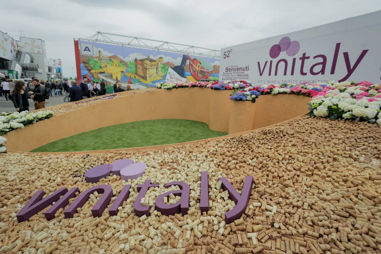 Vinitaly secondo giorno code in uscita da A22 e A4 e sosta selvaggia
