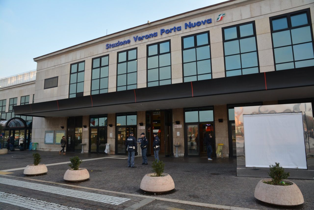 Straniero irregolare danneggia porta della stazione di Bovolone: denunciato