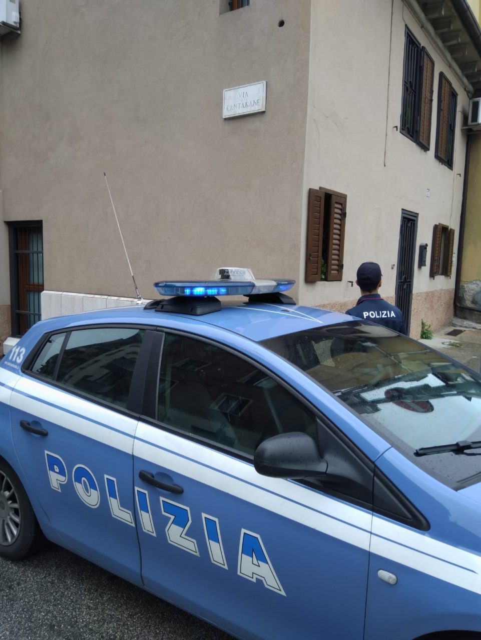 Marocchino con eroina nelle tasche cerca di rubare la pistola ad un poliziotto