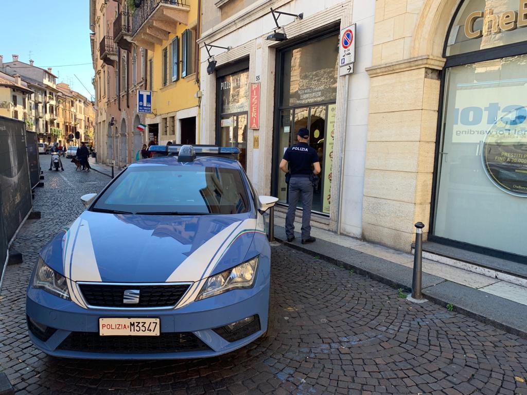 Marocchino ruba nei negozi del centro: incastrato dalle telecamere e arrestato