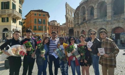 Il pane e le rose in Veneto consegnati 1.200 omaggi floreali agli operai al lavoro il Primo Maggio