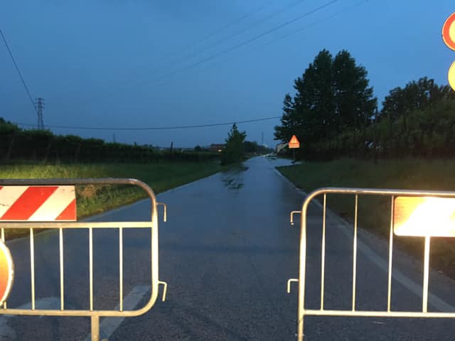 Caldierino e Bambare allagate, strade chiuse e luce saltata