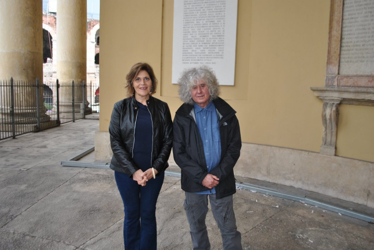 “Verona outside the wall”: premiati Angelo Branduardi e Antonella Caspoli, vedova di Francesco di Giacomo