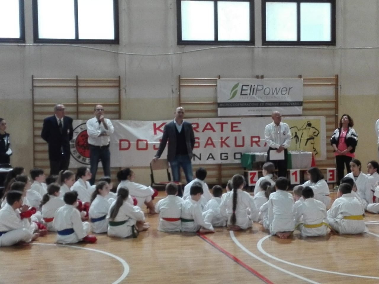 Toufik Riccardo Shahine premia gli atleti del Karate Sakura Club
