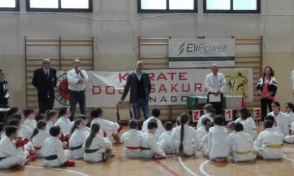 Toufik Riccardo Shahine premia gli atleti del Karate Sakura Club