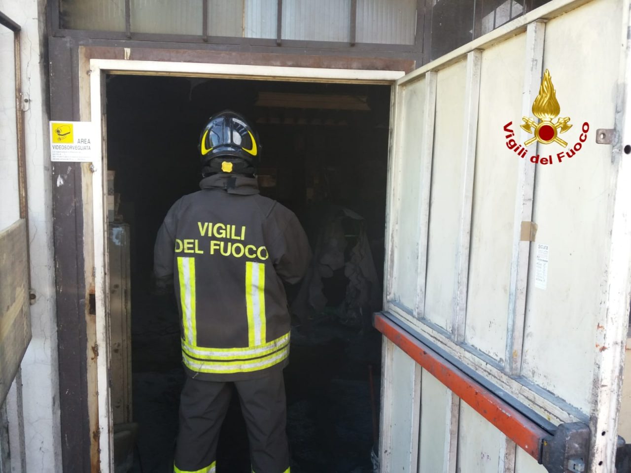 Incendio nell’impianto di verniciatura in conceria VIDEO