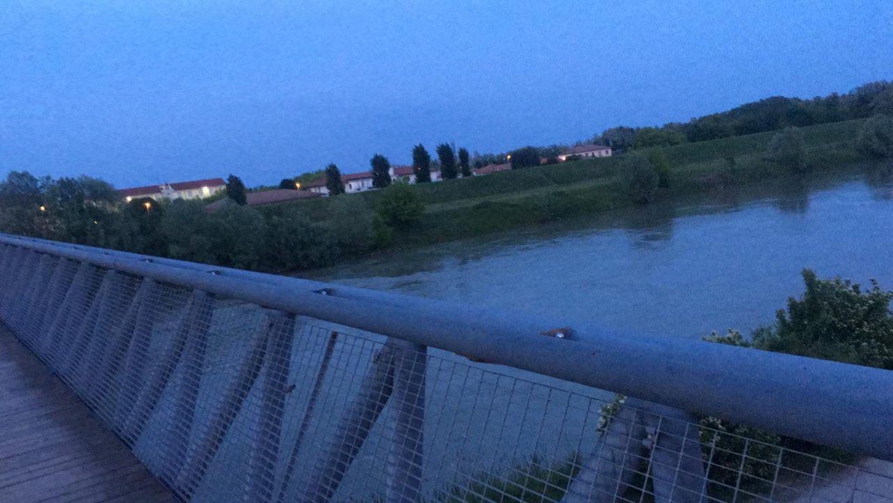 Donna tenta il suicidio a Legnago minacciando di gettarsi nell’Adige