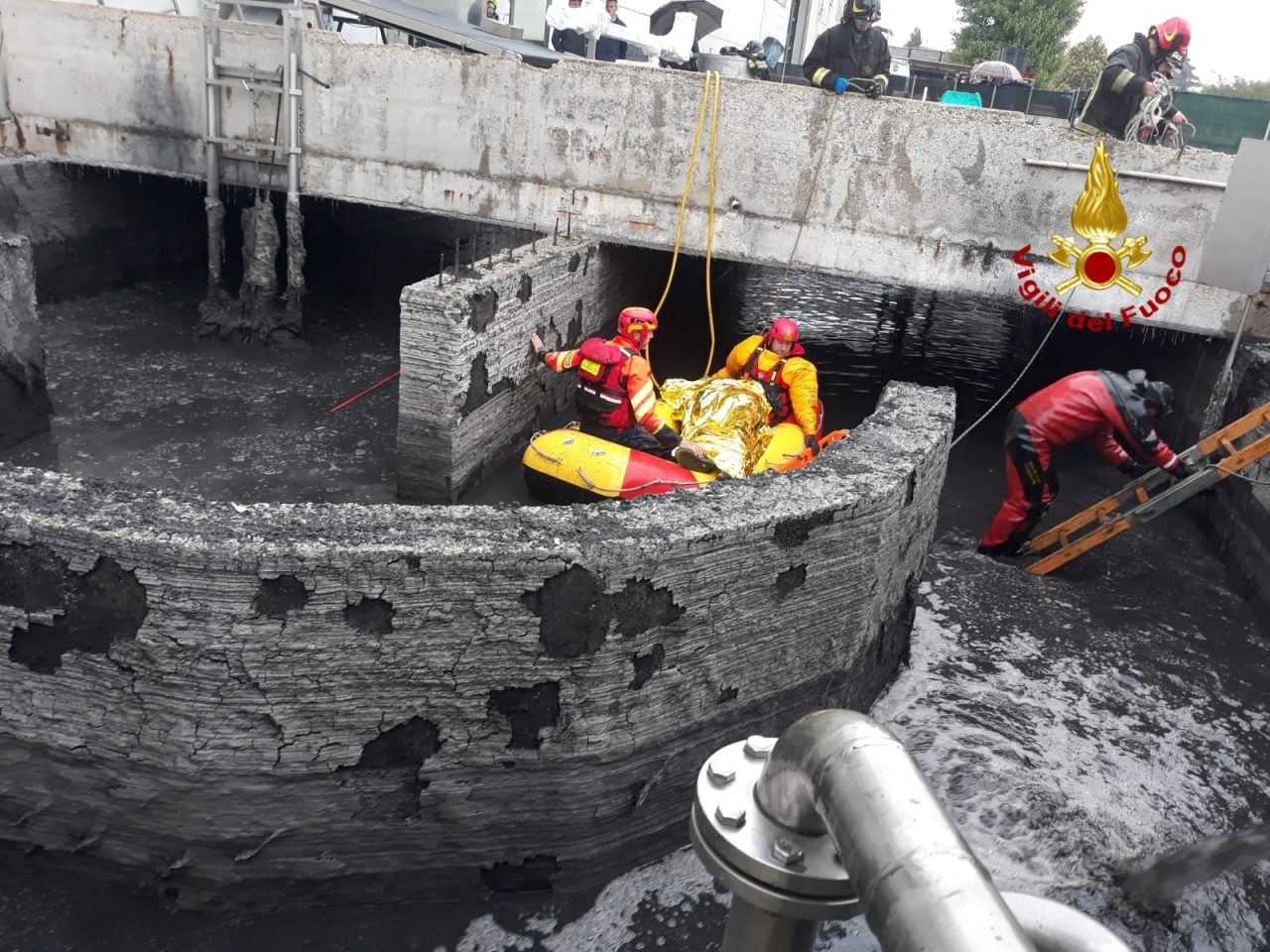 Uomo cade nella vasca dei fanghi, salvato dai vigili del fuoco