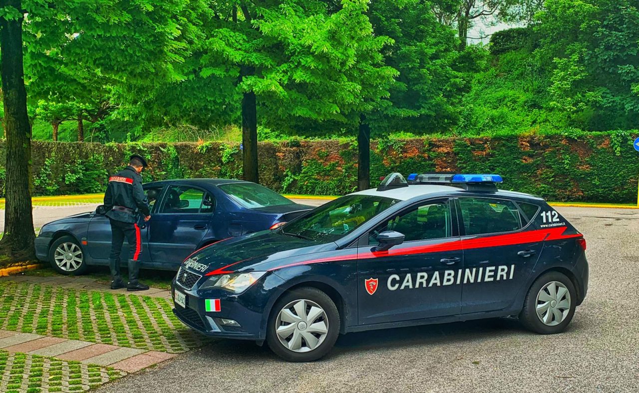 Gli rubano bici e scarpe minacciandolo con delle forbici, in manette due giovani