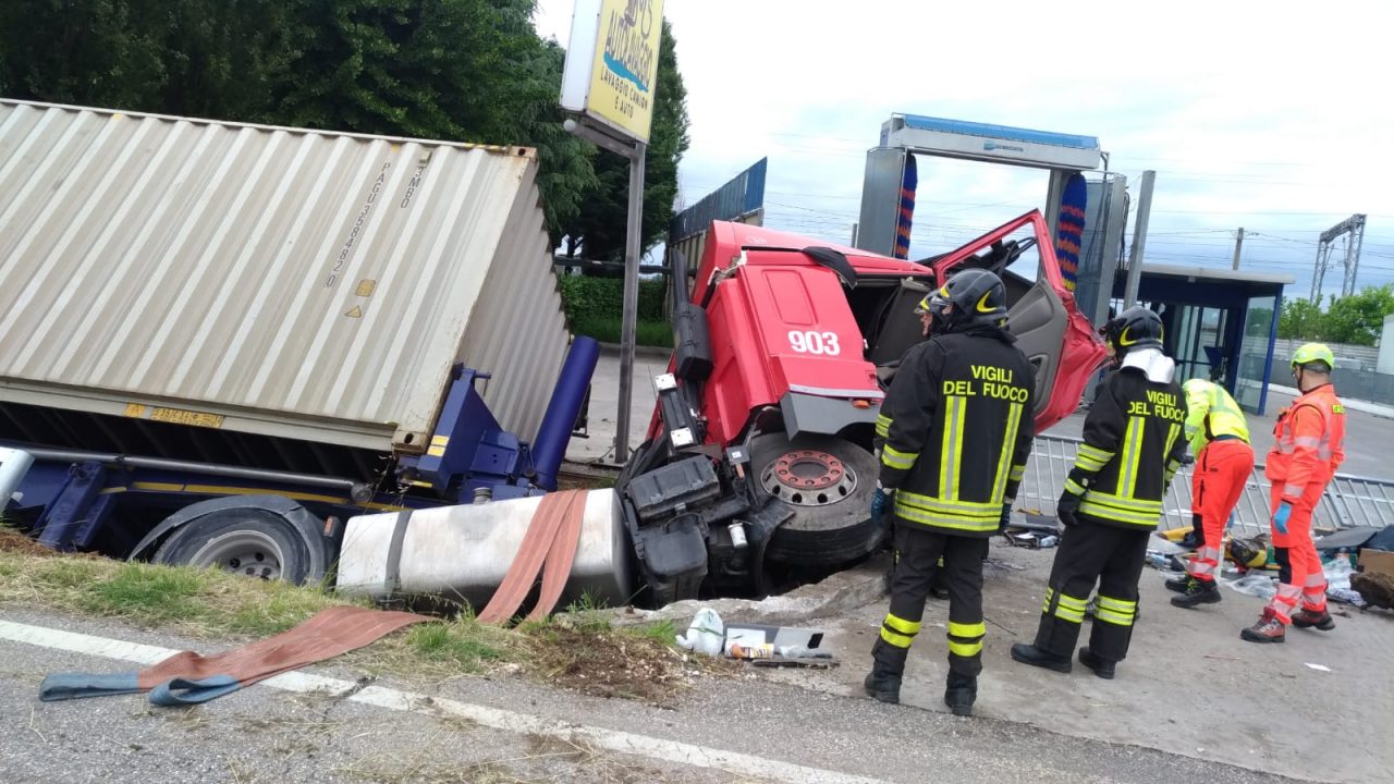 Tir sbanda a Nogara, autista rimane intrappolato nell’abitacolo