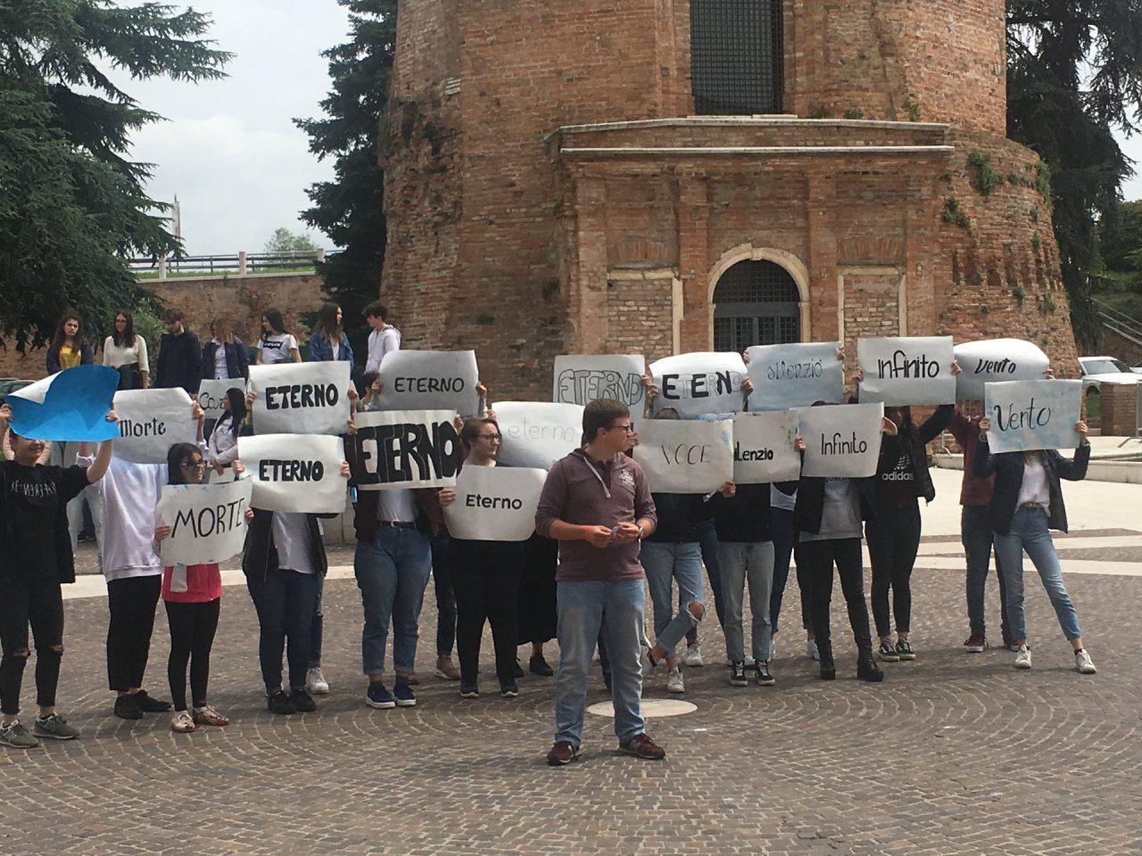 L’Infinito di Leopardi compie 200 anni, flash mob in piazza della Libertà
