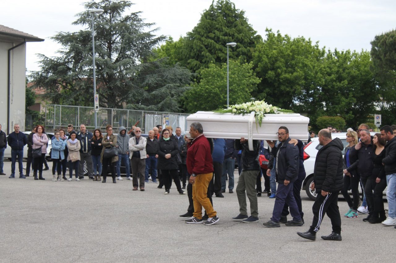 Funerale Gennaro Ronda chiesa stracolma lo strazio dei genitori