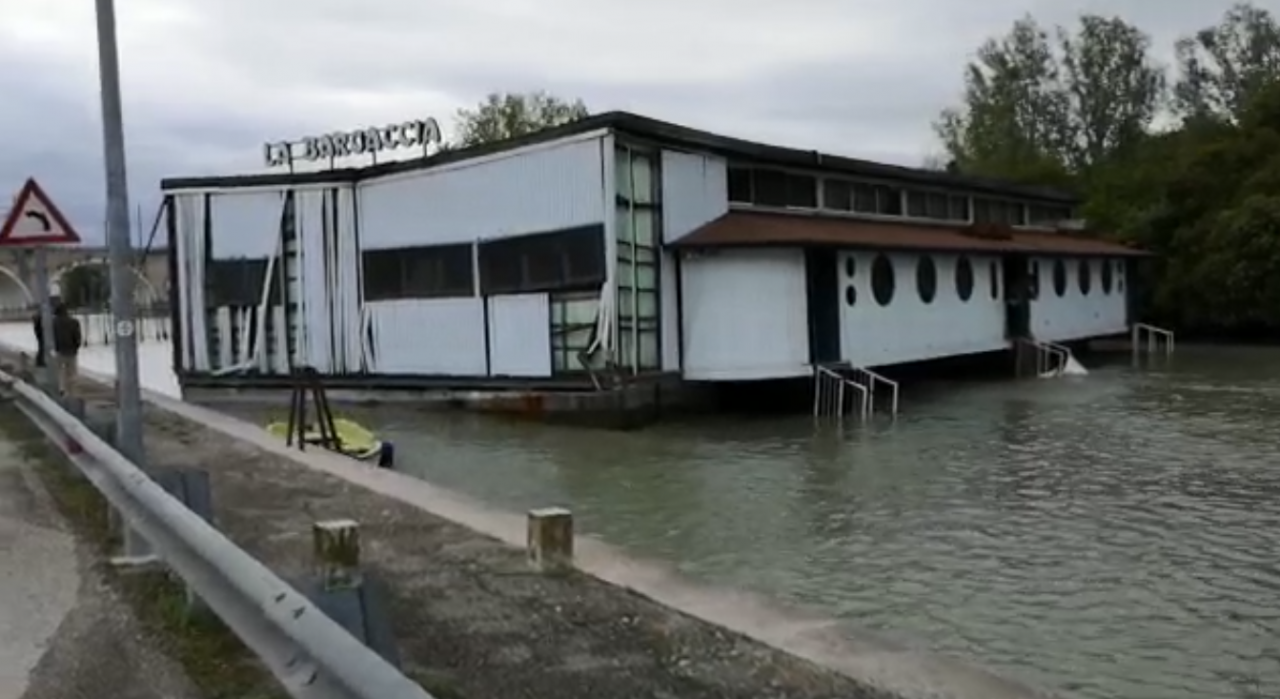 Maltempo Verona a Peschiera il ristorante galleggiante rompe gli ormeggi e va alla deriva VIDEO