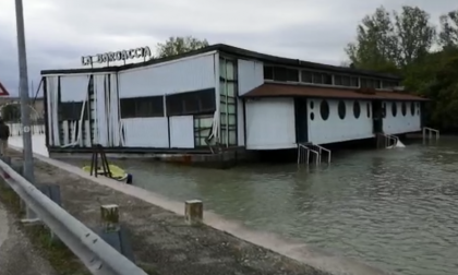 Maltempo Verona a Peschiera il ristorante galleggiante rompe gli ormeggi e va alla deriva VIDEO