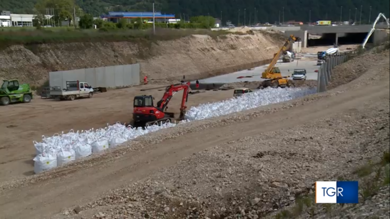 Pedemontana sacchi di rifiuti pericolosi nel cantiere: c’è anche amianto