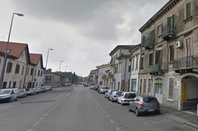 Sbandano e distruggono quattro veicoli in sosta poi fuggono a piedi, è caccia a tre giovani