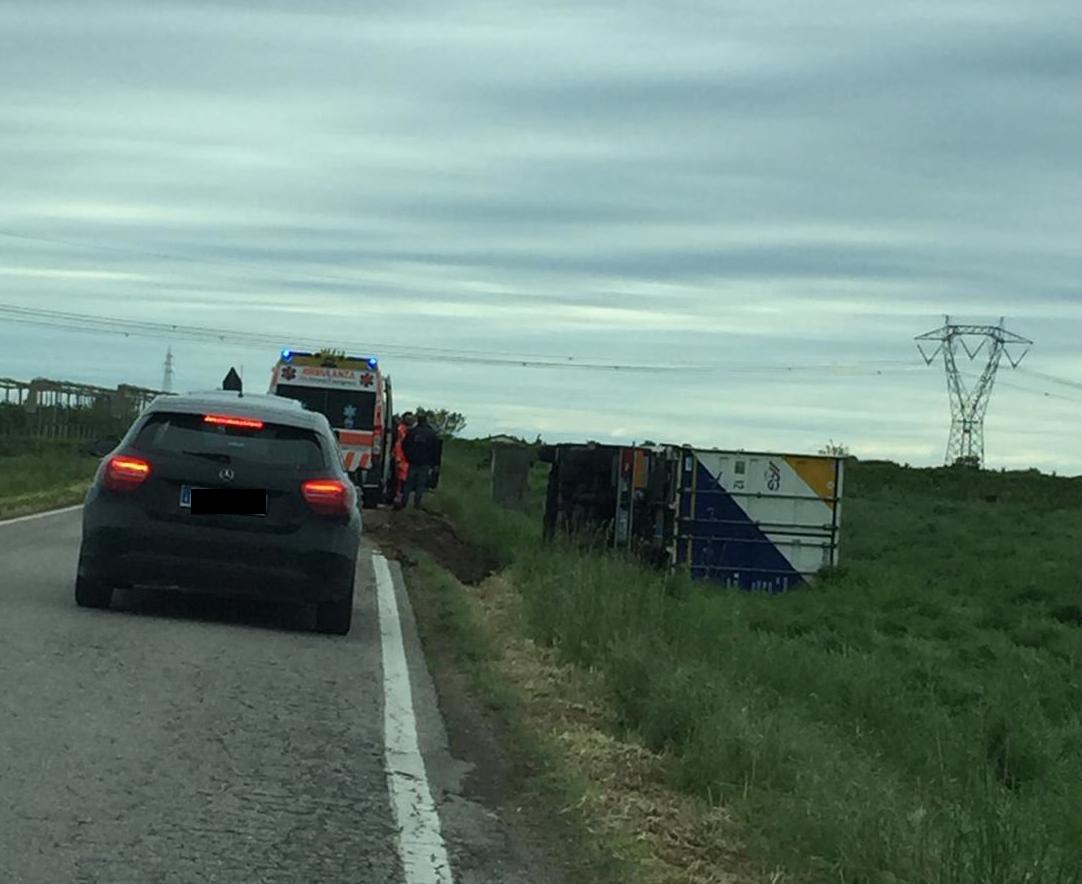Camion esce di strada a Mozzecane