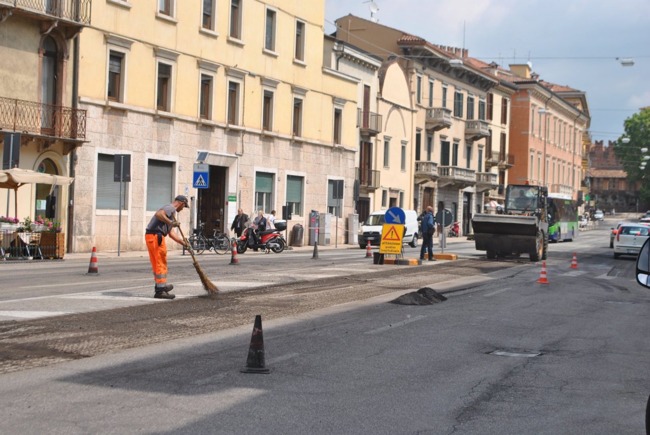 Nuovo asfalto in Corso Porta Palio a Verona