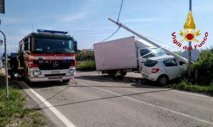 Auto contro furgone due anziani bloccati nell'abitacolo