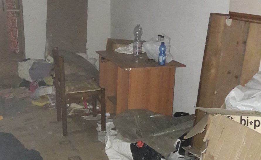 Occupa abusivamente il garage di un condominio e ci crea un alloggio