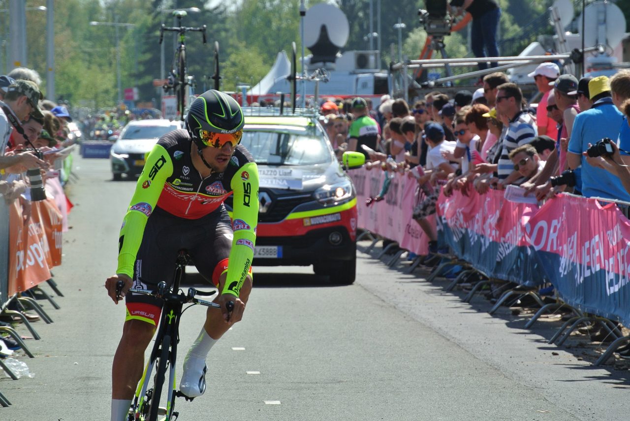 Giro d’Italia: funivia Malcesine si tinge di rosa