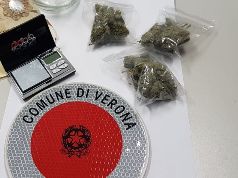 Vende droga all’agente in borghese, arrestato 26enne