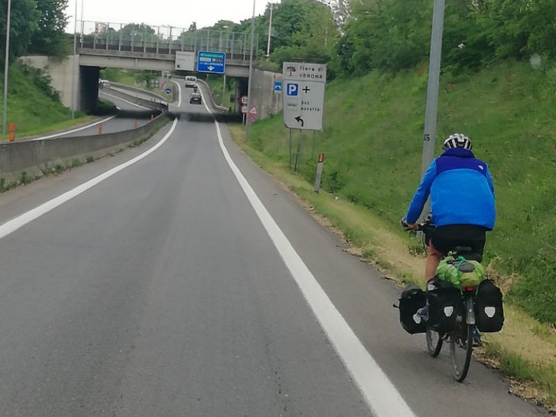 Ciclista inglese si perde e finisce in tangenziale: salvato da un’ambulanza