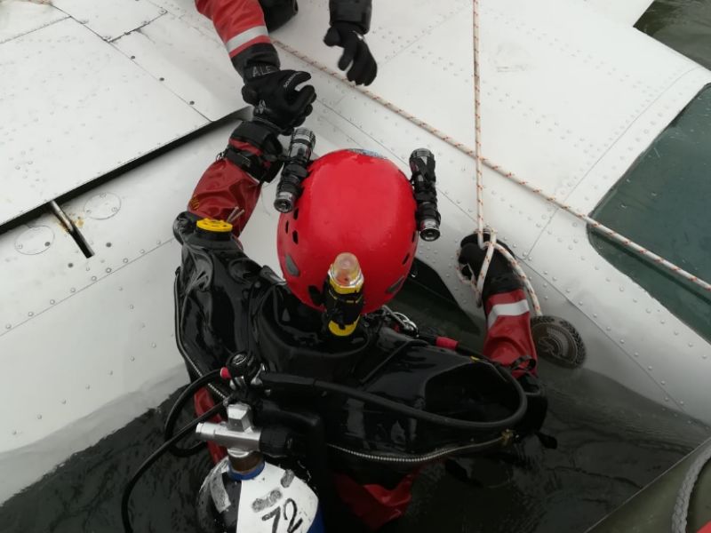 Vigili del fuoco al lavoro per recuperare l’aereo precipitato nell’Adige FOTO e VIDEO