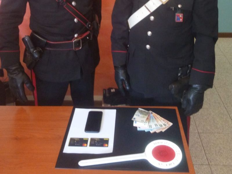 Lo adesca, si fa consegnare soldi e lo minaccia di morte: arrestato per estorsione