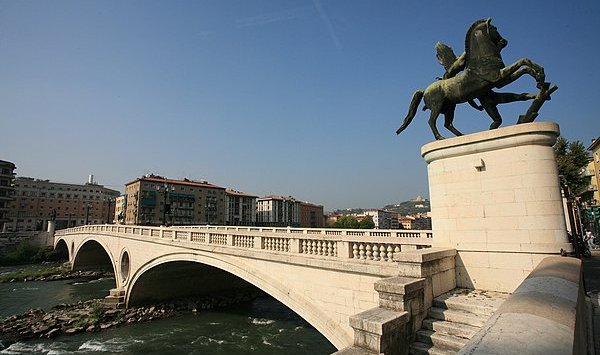 Cade dalle scale di Riva San Lorenzo, muore una persona in pieno centro a Verona
