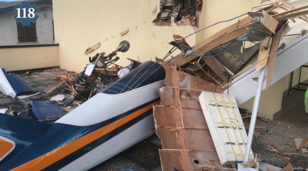 Ultraleggero su una casa a Caerano, due morti