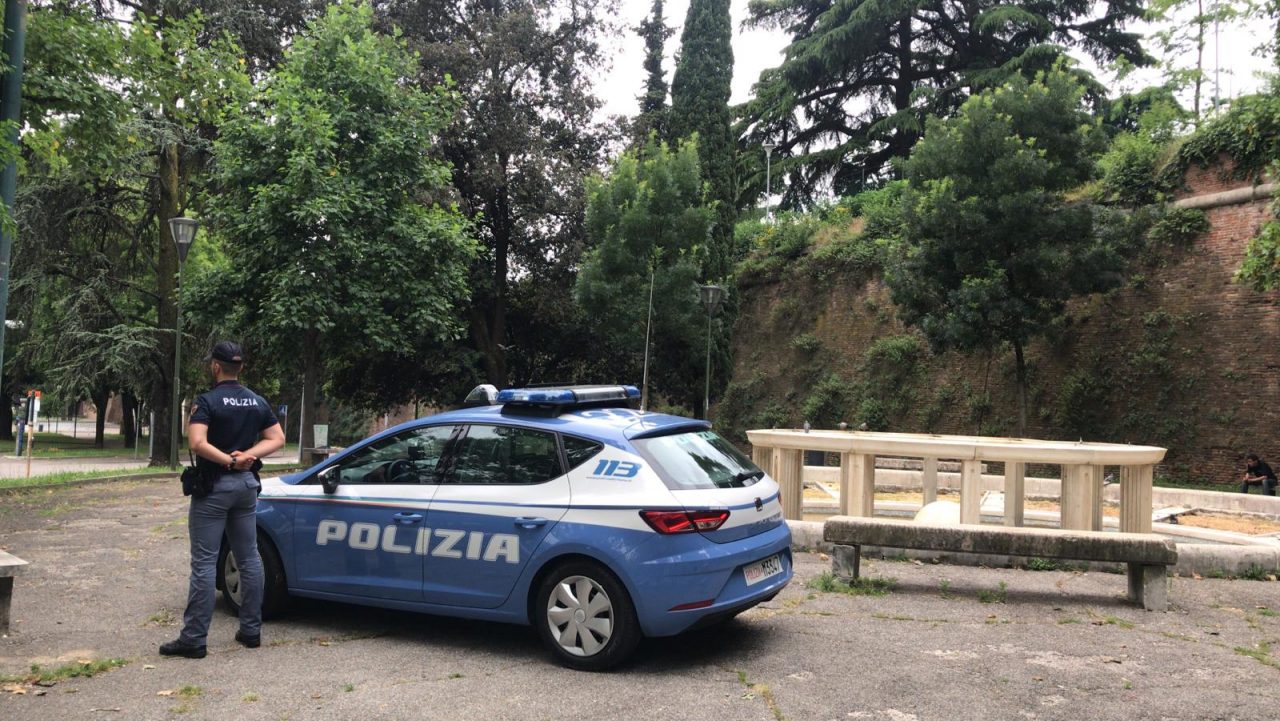 Marocchino aggredisce anziana in un parco a Porta Vescovo