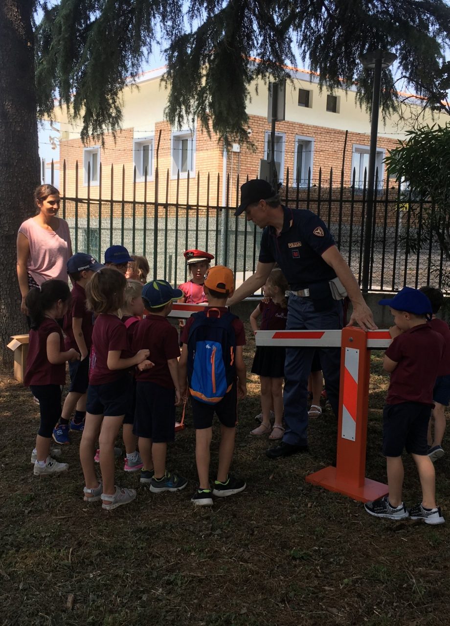 Gli agenti di Polizia della Polfer hanno aperto le porte ai bambini della scuola primaria di Pescantina. 